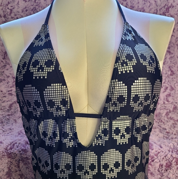 New IRONFIST Digital Skulls One-piece Swimsuit Size Sm 💀🖤 - Picture 3 of 10